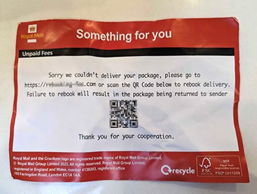 Ejemplo de una postal de phishing con una dirección de sitio web y un código QR